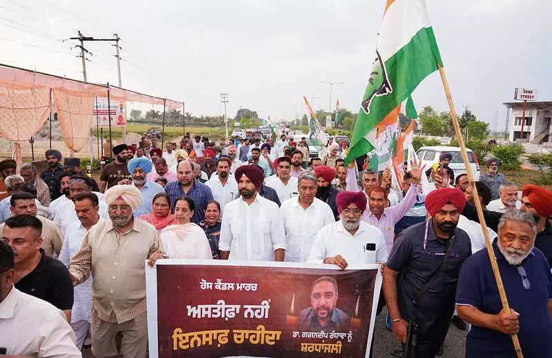 विपक्षी दल CBI से जांच की मांग कर रहे हैं विपक्षी दल CBI से जांच की मांग कर रहे हैं