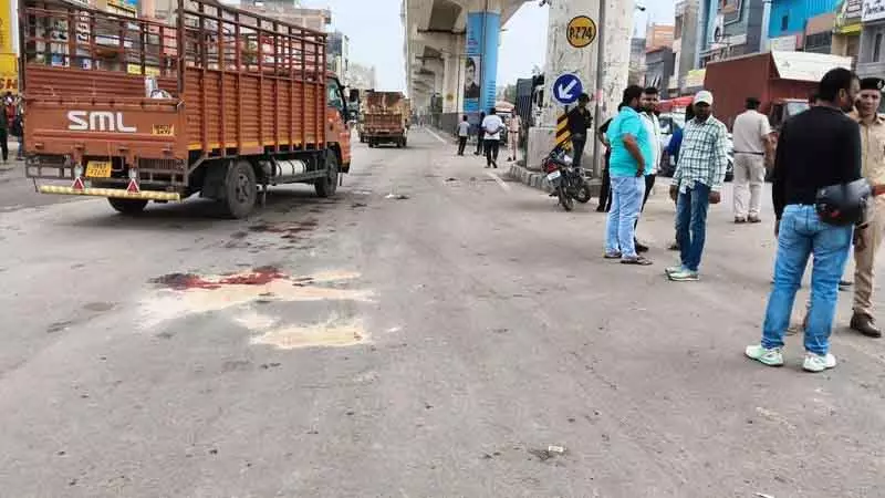 Bahadurgarh में कैंटर बेकाबू, तीन की मौत, चार घायल Bahadurgarh में कैंटर बेकाबू, तीन की मौत, चार घायल