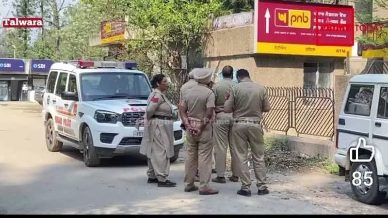 Talwara में राइफल चलने से बैंक का बंदूकधारी घायल Talwara में राइफल चलने से बैंक का बंदूकधारी घायल