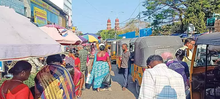 Chennai: अवैध पार्किंग और अतिक्रमण से NSC बोस रोड पर जाम Chennai: अवैध पार्किंग और अतिक्रमण से NSC बोस रोड पर जाम
