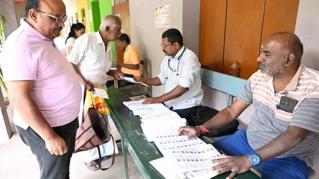 Chennai वोटर ID में छोटी-मोटी गलतियाँ वोट डालने में बाधा नहीं, EC ने स्पष्ट किया Chennai वोटर ID में छोटी-मोटी गलतियाँ वोट डालने में बाधा नहीं, EC ने स्पष्ट किया