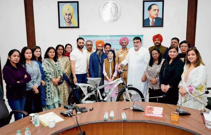 Ludhiana: 12 से ज़्यादा छात्राओं को छात्रवृत्ति और साइकिलें मिलीं Ludhiana: 12 से ज़्यादा छात्राओं को छात्रवृत्ति और साइकिलें मिलीं
