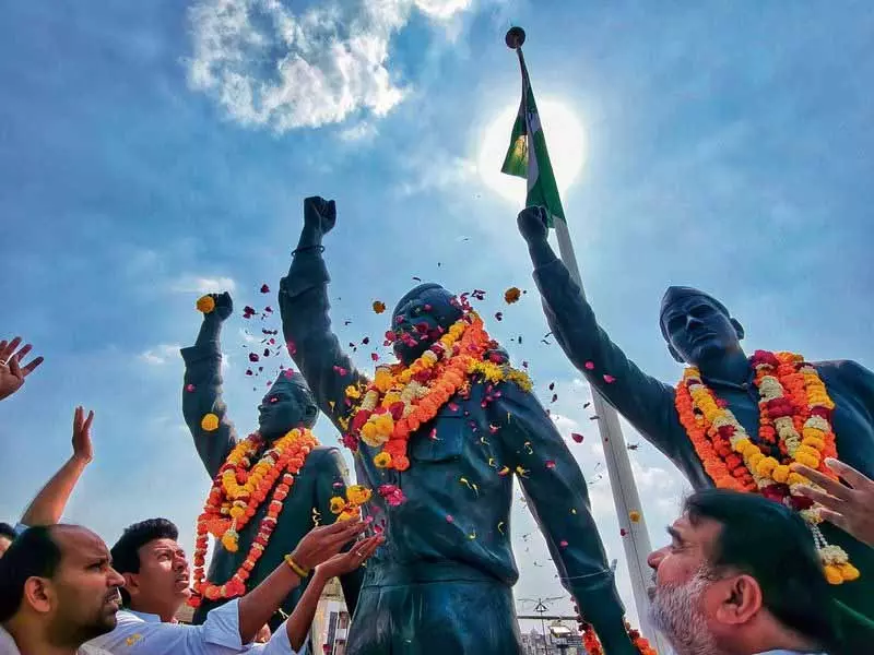Bhagat Singh, सुखदेव, राजगुरु को दी गई श्रद्धांजलि Bhagat Singh, सुखदेव, राजगुरु को दी गई श्रद्धांजलि