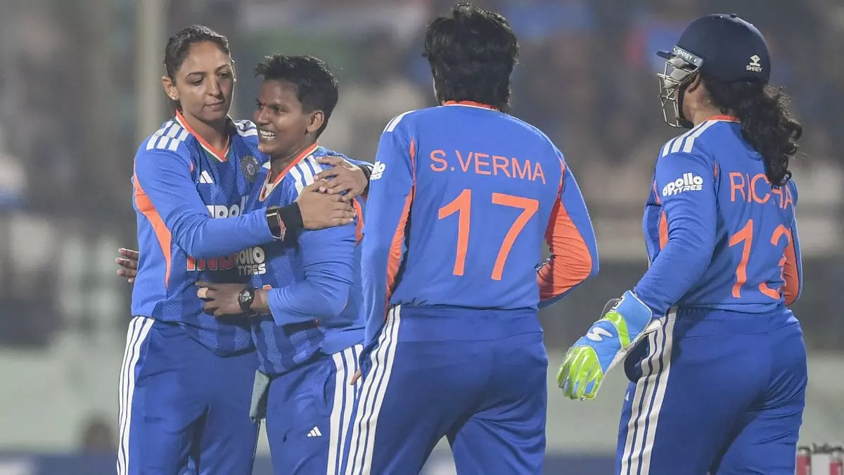 Cricket Update: अफ्रीका सीरीज से पहले बड़ा ऐलान, अनुष्का शर्मा को लेकर चर्चाएं तेज Cricket Update: अफ्रीका सीरीज से पहले बड़ा ऐलान, अनुष्का शर्मा को लेकर चर्चाएं तेज