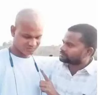 जाति का फरमान: स्वीकार्यता के लिए दूल्हे पर जुर्माना, समुदाय के सदस्यों ने मुंडवाया सिर जाति का फरमान: स्वीकार्यता के लिए दूल्हे पर जुर्माना, समुदाय के सदस्यों ने मुंडवाया सिर