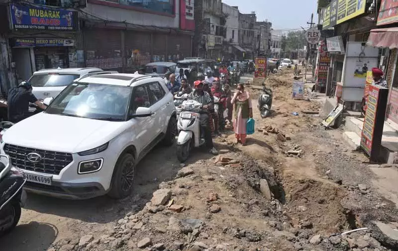 Ludhiana के एक हिस्से में चल रहे विकास कार्यों से ट्रैफिक में भारी अव्यवस्था Ludhiana के एक हिस्से में चल रहे विकास कार्यों से ट्रैफिक में भारी अव्यवस्था