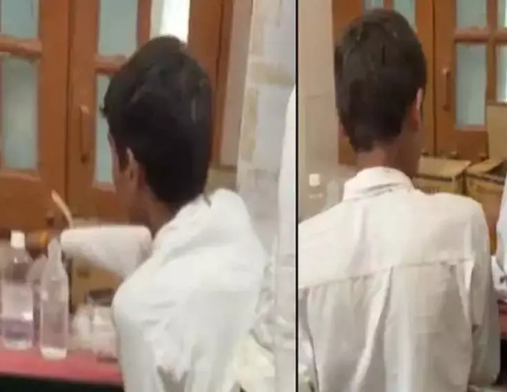 11वीं छात्र अस्पताल में इंजेक्शन भरते दिखा, वीडियो वायरल 11वीं छात्र अस्पताल में इंजेक्शन भरते दिखा, वीडियो वायरल