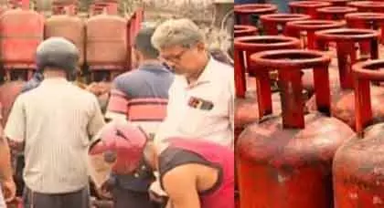 LPG संकट: Odisha के भोजनालयों ने मेन्यू छोटा किया, कोयला-लकड़ी का इस्तेमाल बढ़ा LPG संकट: Odisha के भोजनालयों ने मेन्यू छोटा किया, कोयला-लकड़ी का इस्तेमाल बढ़ा