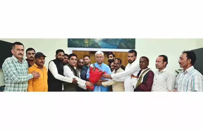 JAMMU: प्रतिनिधिमंडलों ने LG से मुलाक़ात की JAMMU: प्रतिनिधिमंडलों ने LG से मुलाक़ात की