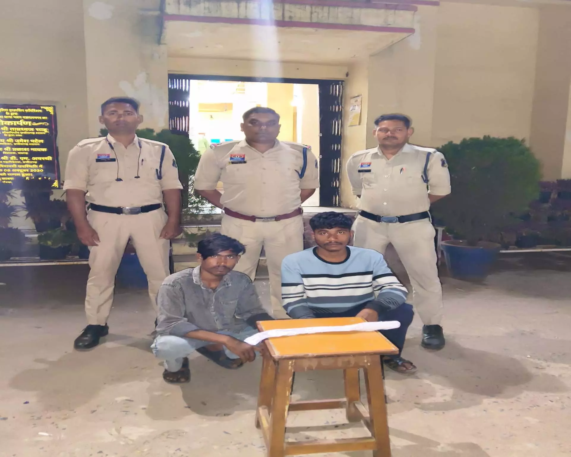 रायगढ़ पुलिस की कार्रवाई: झगड़ा, मारपीट और हथियार लहराने वाले 6 आरोपी गिरफ्तार रायगढ़ पुलिस की कार्रवाई: झगड़ा, मारपीट और हथियार लहराने वाले 6 आरोपी गिरफ्तार
