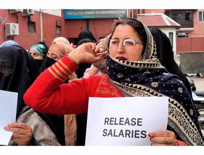 हटाए गए ICDS सहायकों ने विरोध प्रदर्शन किया हटाए गए ICDS सहायकों ने विरोध प्रदर्शन किया