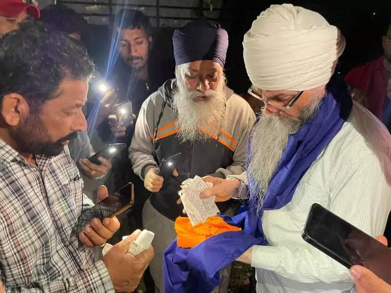 Khanna Area में बेअदबी की घटना के बाद तनाव, दो गिरफ्तार Khanna Area में बेअदबी की घटना के बाद तनाव, दो गिरफ्तार