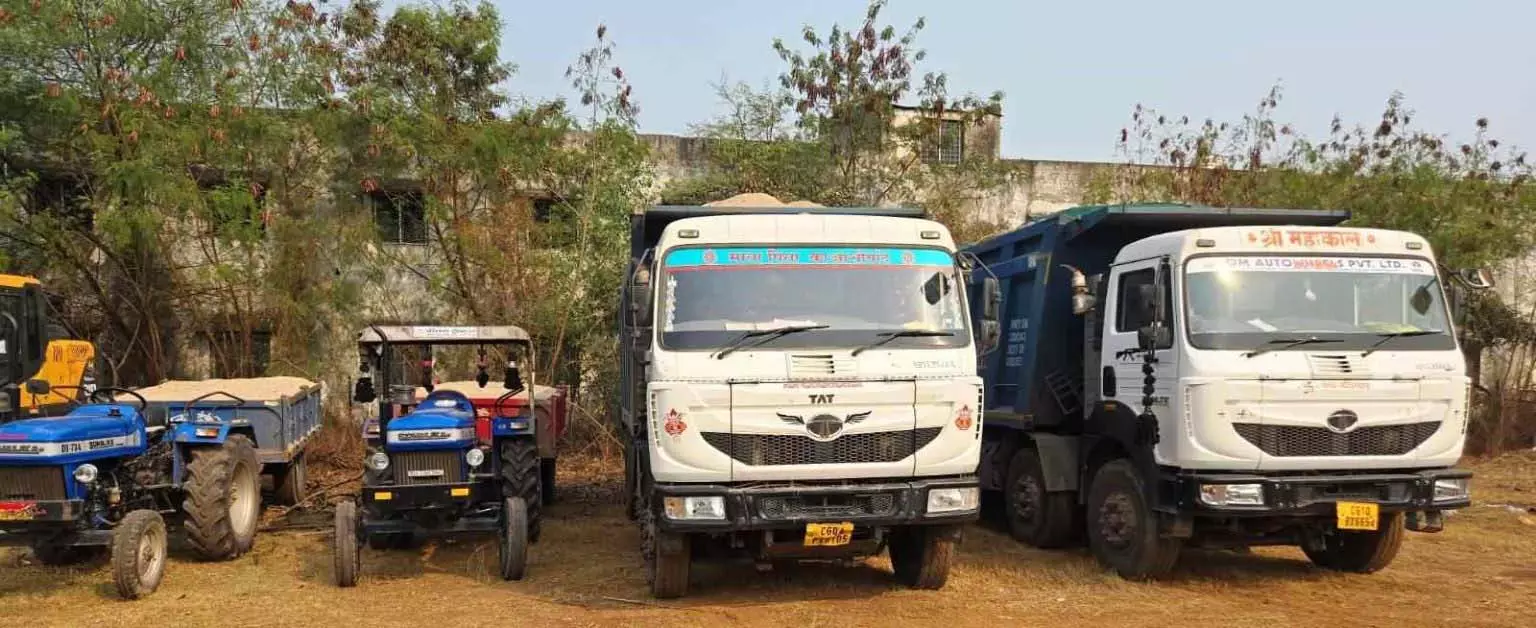 खनिज माफिया पर जिला प्रशासन का सख्त प्रहार, दर्जनभर ट्रैक्टर समेत 3 हाईवा जब्त खनिज माफिया पर जिला प्रशासन का सख्त प्रहार, दर्जनभर ट्रैक्टर समेत 3 हाईवा जब्त