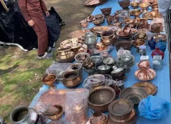 Kashmiris ने युद्ध-ग्रस्त ईरान को सोना और बचत दान की Kashmiris ने युद्ध-ग्रस्त ईरान को सोना और बचत दान की