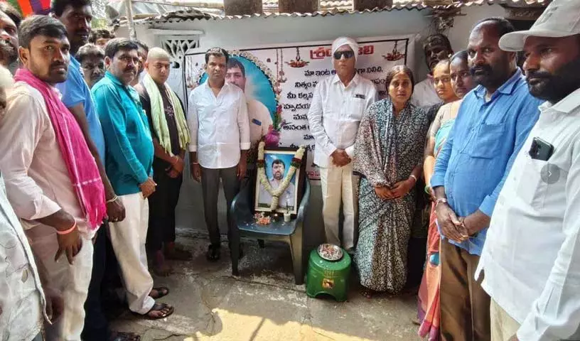 पूर्व विधायक Gadari Kishore ने कई परिवारों को आर्थिक सहायता प्रदान की पूर्व विधायक Gadari Kishore ने कई परिवारों को आर्थिक सहायता प्रदान की