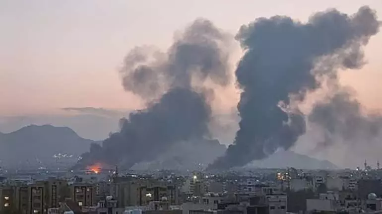 Israel ने ईरान के इस्फ़हान पर हमला किया; अमेरिका ने हमले रोके, पाकिस्तान से बातचीत पर विचार Israel ने ईरान के इस्फ़हान पर हमला किया; अमेरिका ने हमले रोके, पाकिस्तान से बातचीत पर विचार
