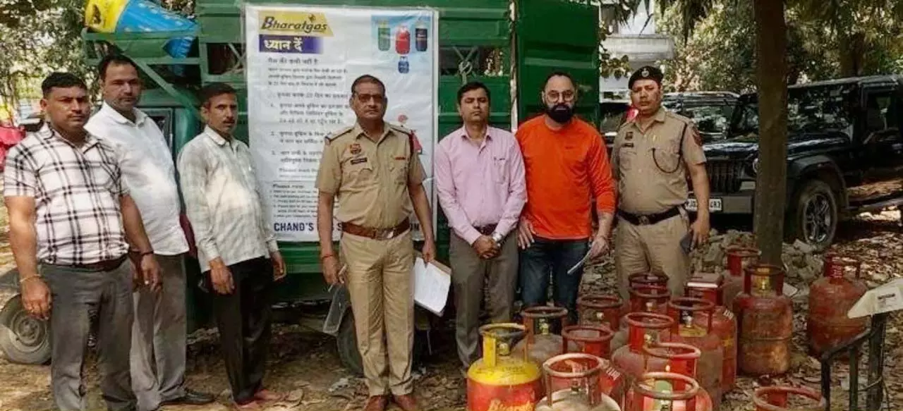 BREAKING: गैस कालाबाजारी पर कड़ा प्रहार, 32 सिलेंडर जब्त, 1 आरोपी हिरासत में BREAKING: गैस कालाबाजारी पर कड़ा प्रहार, 32 सिलेंडर जब्त, 1 आरोपी हिरासत में