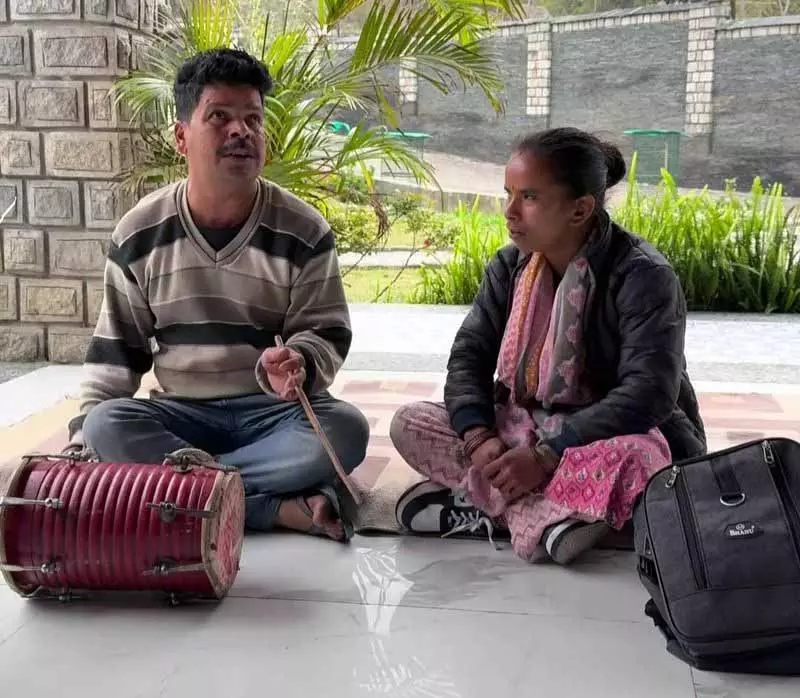 Jammu के लोक गायक चैत्र मास में निचले कांगड़ा क्षेत्र का दौरा करने की परंपरा को जीवित रखे हुए हैं Jammu के लोक गायक चैत्र मास में निचले कांगड़ा क्षेत्र का दौरा करने की परंपरा को जीवित रखे हुए हैं