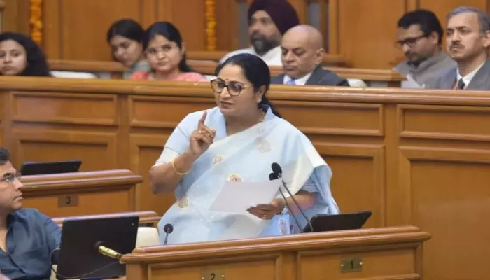 New Delhi: बजट में मुफ्त बिजली योजना पर अपडेट, मेधावी छात्रों को लैपटॉप New Delhi: बजट में मुफ्त बिजली योजना पर अपडेट, मेधावी छात्रों को लैपटॉप