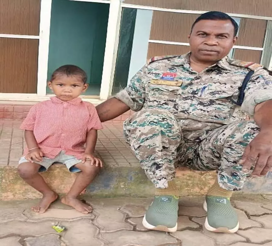 बचेली पुलिस की तत्परता: तीन वर्षीय मासूम को सुरक्षित ढूंढकर परिजनों के सुपुर्द किया बचेली पुलिस की तत्परता: तीन वर्षीय मासूम को सुरक्षित ढूंढकर परिजनों के सुपुर्द किया