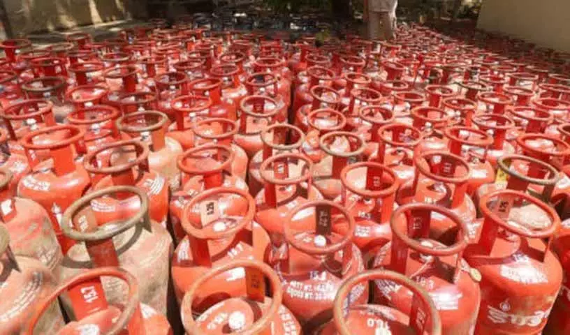 पैनिक बाइंग के बीच सिविल सप्लाई विभाग ने कहा- तेलंगाना में पेट्रोल, डीज़ल या LPG की कोई कमी नहीं पैनिक बाइंग के बीच सिविल सप्लाई विभाग ने कहा- तेलंगाना में पेट्रोल, डीज़ल या LPG की कोई कमी नहीं