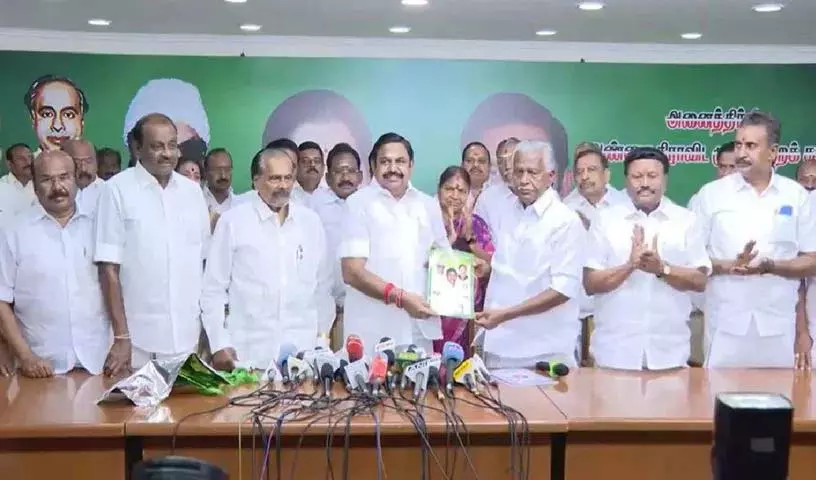 TN Elections: AIADMK ने हर परिवार को फ्रिज और ₹10,000 देने का वादा किया TN Elections: AIADMK ने हर परिवार को फ्रिज और ₹10,000 देने का वादा किया