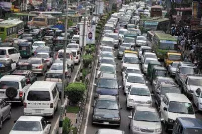 Bangladesh के पेट्रोल पंपों पर भीड़, सामान्य से ज्यादा खरीदारी से ईंधन आपूर्ति बाधित Bangladesh के पेट्रोल पंपों पर भीड़, सामान्य से ज्यादा खरीदारी से ईंधन आपूर्ति बाधित