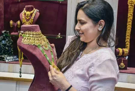 मध्य पूर्व तनाव कम होने के संकेतों के बीच बढ़ी सुरक्षित निवेश की मांग; चांदी 5,200 रुपए चढ़ा मध्य पूर्व तनाव कम होने के संकेतों के बीच बढ़ी सुरक्षित निवेश की मांग; चांदी 5,200 रुपए चढ़ा