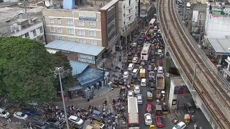 कई पेट्रोल पंपों पर स्टॉक खत्म के बोर्ड लगे, सरकार ने अफवाहों पर ध्यान न देने को कहा कई पेट्रोल पंपों पर स्टॉक खत्म के बोर्ड लगे, सरकार ने अफवाहों पर ध्यान न देने को कहा