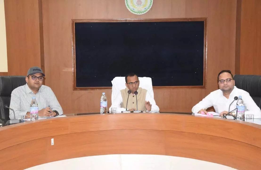 कलेक्टर अजीत वसंत की सख्ती, समय सीमा में काम नहीं करने पर कार्रवाई की चेतावनी कलेक्टर अजीत वसंत की सख्ती, समय सीमा में काम नहीं करने पर कार्रवाई की चेतावनी