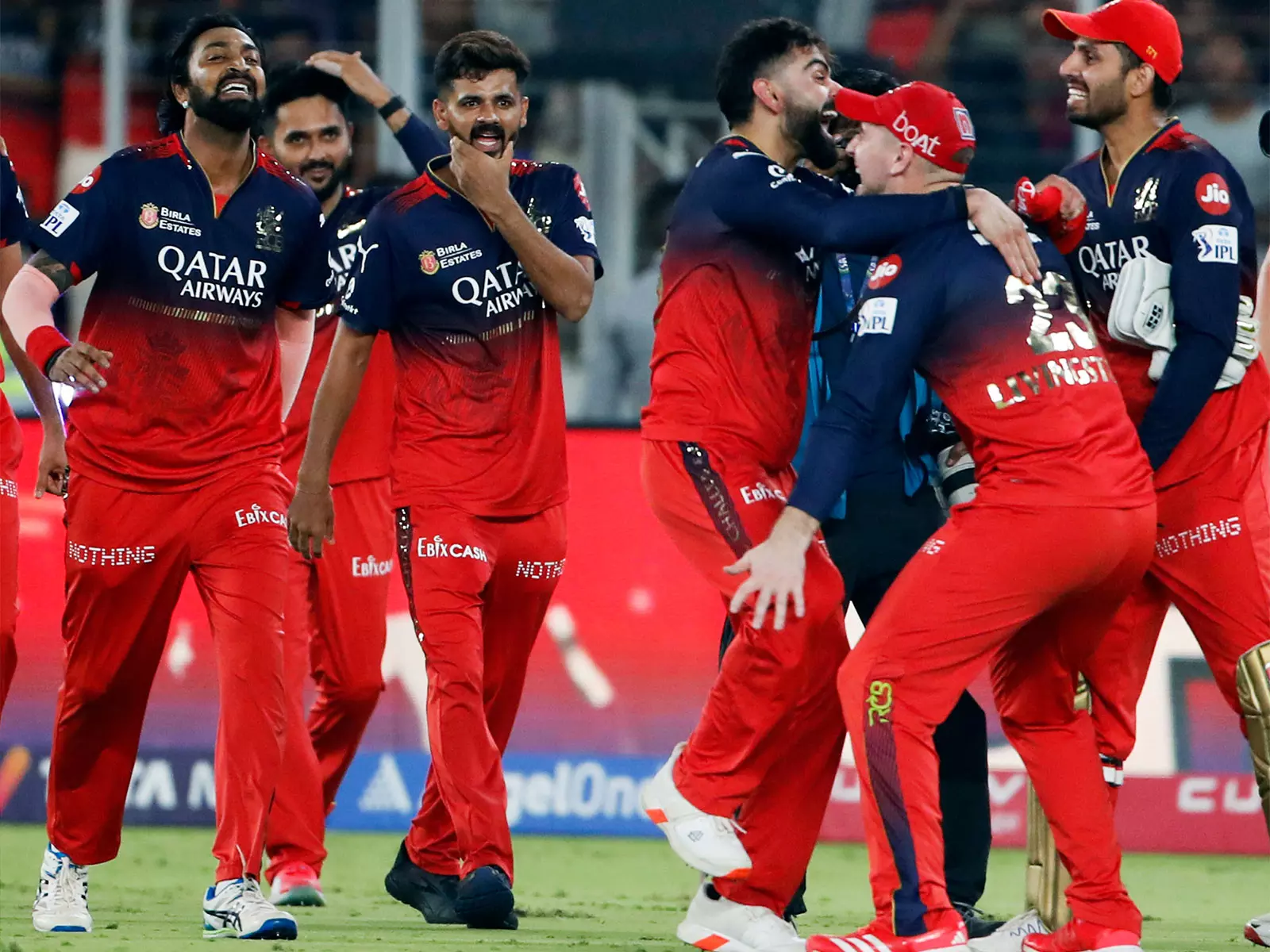 RCB पिछले साल जान गंवाने वाले फैंस को श्रद्धांजलि देगी; खिलाड़ी 11 नंबर की जर्सी पहनेंगे RCB पिछले साल जान गंवाने वाले फैंस को श्रद्धांजलि देगी; खिलाड़ी 11 नंबर की जर्सी पहनेंगे