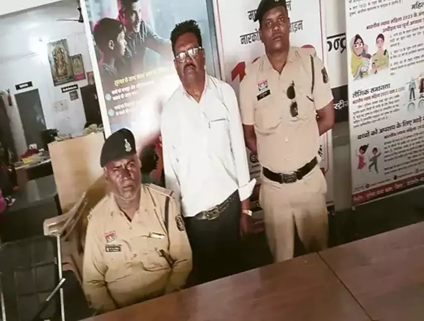 CG: 71 वर्षीय बुजुर्ग धार्मिक बैनर फाड़ने के आरोप में गिरफ्तार CG: 71 वर्षीय बुजुर्ग धार्मिक बैनर फाड़ने के आरोप में गिरफ्तार