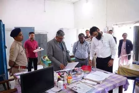 जशपुर जिला जेल का औचक निरीक्षण, व्यवस्थाओं की बारीकी से हुई जांच जशपुर जिला जेल का औचक निरीक्षण, व्यवस्थाओं की बारीकी से हुई जांच