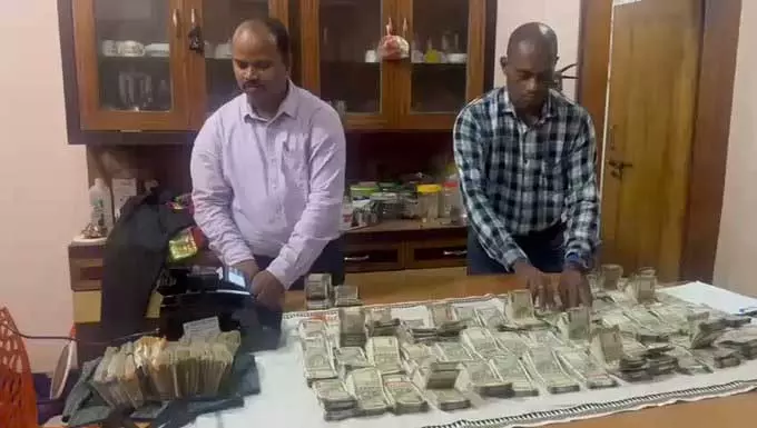 आरडीई कार्यालय के ऑडिटर रिश्वत लेते हुए रंगे हाथों गिरफ्तार आरडीई कार्यालय के ऑडिटर रिश्वत लेते हुए रंगे हाथों गिरफ्तार