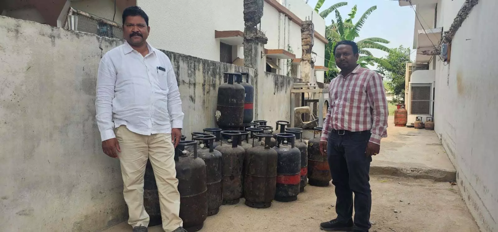 गैस सिलेंडरों की कालाबाजारी पर प्रशासन सख्त, होटल संचालक पर मामला दर्ज गैस सिलेंडरों की कालाबाजारी पर प्रशासन सख्त, होटल संचालक पर मामला दर्ज