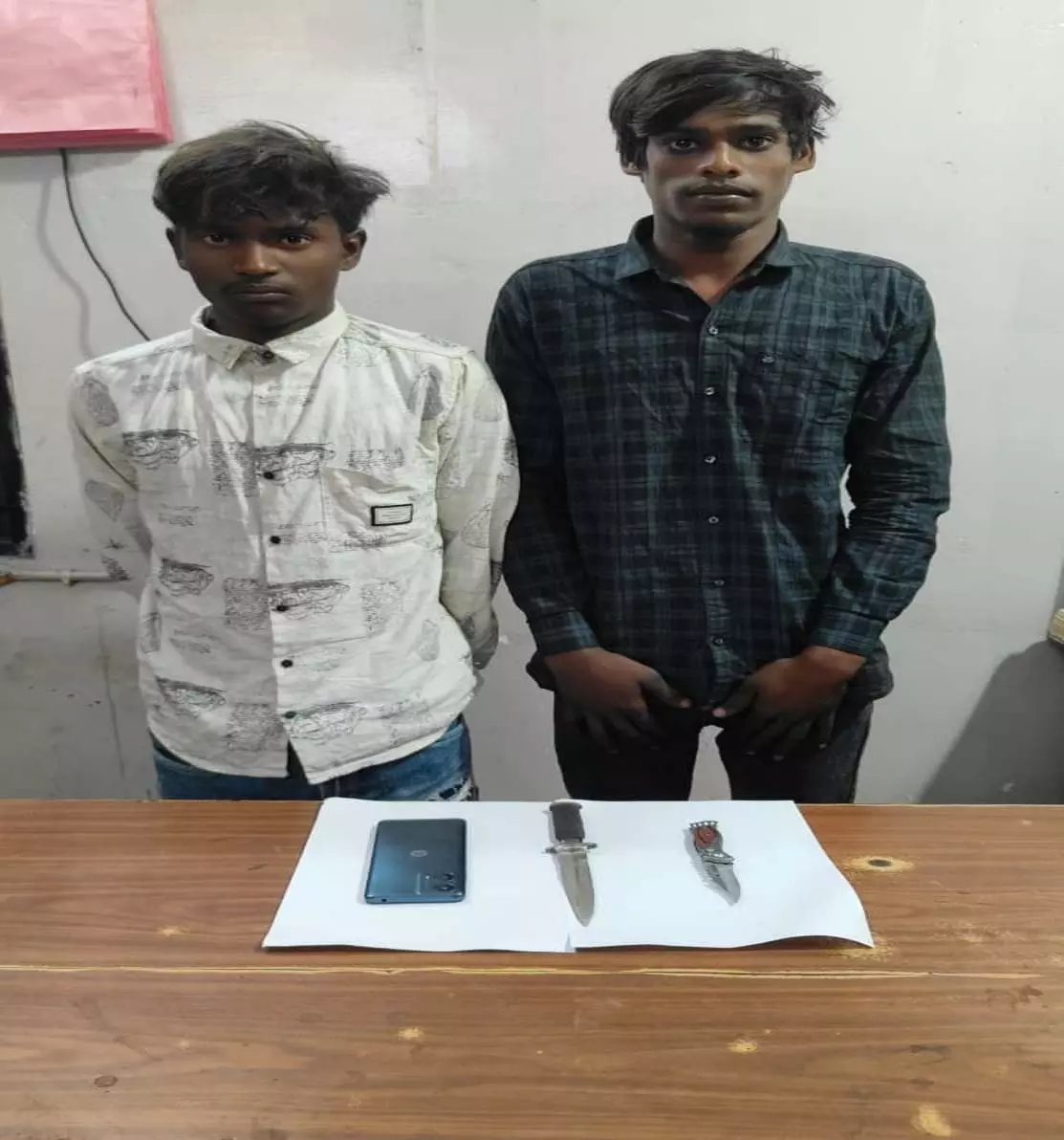 चाकू से हमलाकर मोबाइल लूटने वाले दो आरोपी चंद घंटों में गिरफ्तार चाकू से हमलाकर मोबाइल लूटने वाले दो आरोपी चंद घंटों में गिरफ्तार