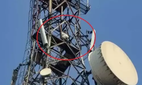 सुसाइड करने टावर पर चढ़ गया युवक, अतिक्रमण हटाने की कार्रवाई रोकनी पड़ी