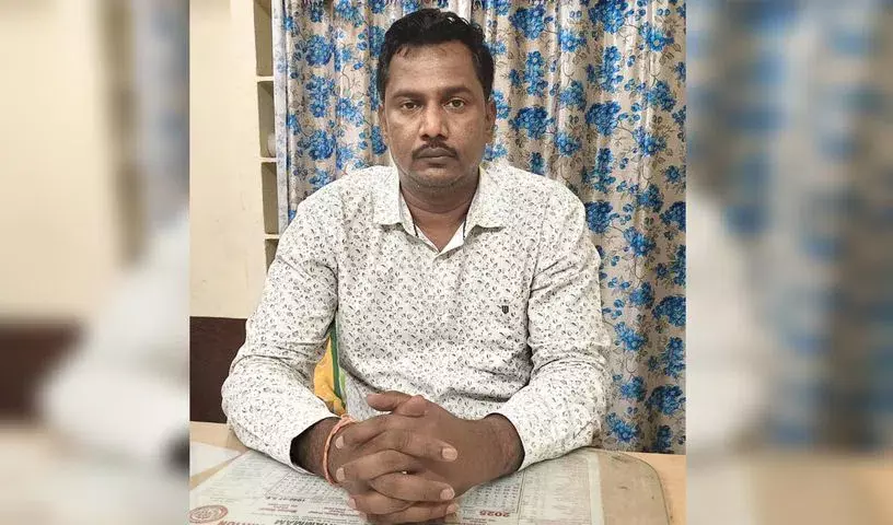 ACB ने खम्मम के वायरा में रिश्वत के मामले में मोटर वाहन निरीक्षक को गिरफ़्तार किया ACB ने खम्मम के वायरा में रिश्वत के मामले में मोटर वाहन निरीक्षक को गिरफ़्तार किया
