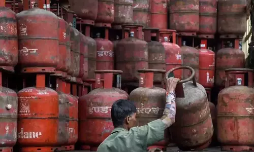 LPG की कालाबाजारी पर सरकार का सख्त एक्शन,12732 छापेमारी, 100 से ज्यादा FIR, 16 गिरफ्तार LPG की कालाबाजारी पर सरकार का सख्त एक्शन,12732 छापेमारी, 100 से ज्यादा FIR, 16 गिरफ्तार