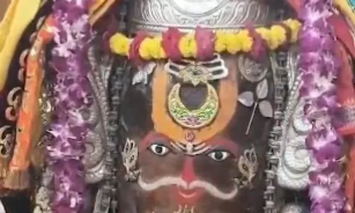 महाकालेश्वर मंदिर में भस्म आरती का दिव्य संगम, कतारबद्ध भक्तों ने किए बाबा के दर्शन महाकालेश्वर मंदिर में भस्म आरती का दिव्य संगम, कतारबद्ध भक्तों ने किए बाबा के दर्शन