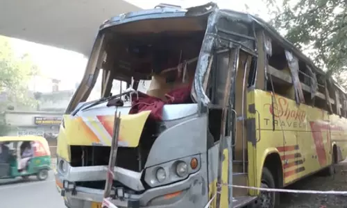 VIDEO: भीषण बस हादसा, 25 यात्रियों से भरी बस पलटी, 2 लोगों की मौत VIDEO: भीषण बस हादसा, 25 यात्रियों से भरी बस पलटी, 2 लोगों की मौत
