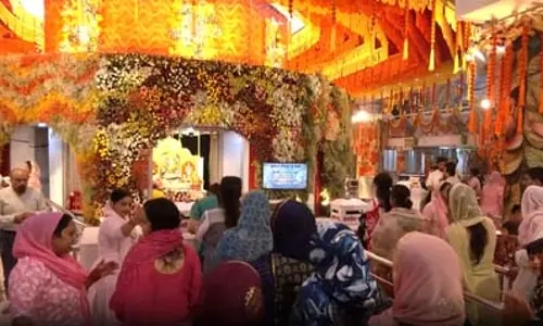 झंडेवालान मंदिर में उमड़ा आस्था का सैलाब, नवरात्रि के सातवें दिन भक्त कर रहे मां कालरात्रि की पूजा झंडेवालान मंदिर में उमड़ा आस्था का सैलाब, नवरात्रि के सातवें दिन भक्त कर रहे मां कालरात्रि की पूजा