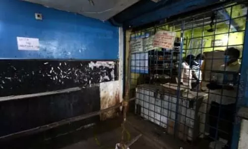 तमिलनाडु चुनाव: आचार संहिता लागू होते ही शराब की बिक्री पर बढ़ी सख्त पाबंदी तमिलनाडु चुनाव: आचार संहिता लागू होते ही शराब की बिक्री पर बढ़ी सख्त पाबंदी