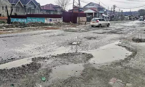 Baramulla की सड़कों पर गड्ढों से बुरा हाल, हाईवे सबसे ज्यादा प्रभावित Baramulla की सड़कों पर गड्ढों से बुरा हाल, हाईवे सबसे ज्यादा प्रभावित