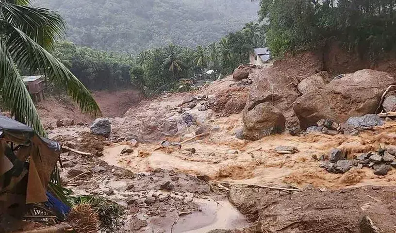 North Sikkim में भूस्खलन के बाद चुंगथांग में लगभग 200 पर्यटक फंसे North Sikkim में भूस्खलन के बाद चुंगथांग में लगभग 200 पर्यटक फंसे