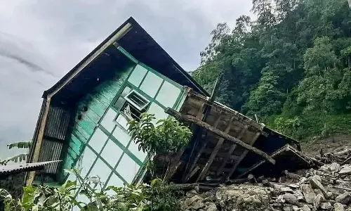 North Sikkim में भूस्खलन के बाद चुंगथांग में लगभग 200 पर्यटक फंसे North Sikkim में भूस्खलन के बाद चुंगथांग में लगभग 200 पर्यटक फंसे
