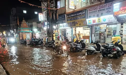 North कर्नाटक के ज़िलों में मूसलाधार बारिश, बिजली गिरने से एक युवक की मौत North कर्नाटक के ज़िलों में मूसलाधार बारिश, बिजली गिरने से एक युवक की मौत