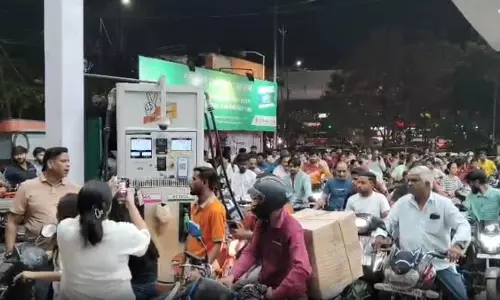 Indore: ईंधन के लिए उमड़ी भीड़, धक्का-मुक्की की स्थिति