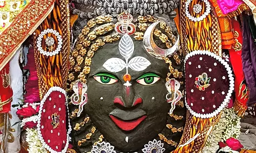 Ujjain: महाकाल मंदिर में भस्म आरती का भव्य नजारा Ujjain: महाकाल मंदिर में भस्म आरती का भव्य नजारा