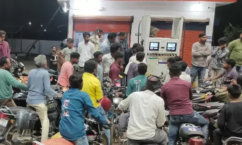 Ayodhya: पेट्रोल पंपों पर लगी कतारें, मालिक ने दी सफाई